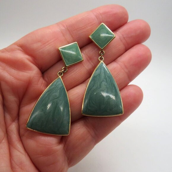 Vintage Trifari Earrings Gold Tone Green Marbled Enamel Triangle Dangle - Picture 3 of 10